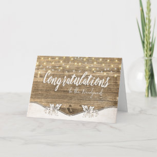 Tarjeta luces de boda sobre madera rústica