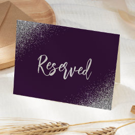 Tarjeta Lugar de boda reservado con brillo plateado púrpur