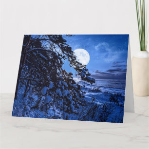 Tarjeta Luna sobre un árbol de abetos nevado y costa marin