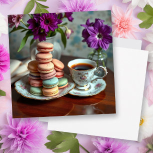 Tarjeta Macarón, café y jarrón de flores púrpuras