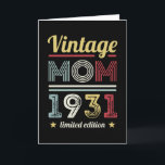 Tarjeta Madre de la época 1931 90º regalo de cumpleaños mu<br><div class="desc">Este diseño retro de cumpleaños 90 de esta mamá de Vintage de 1931 hace un gran regalo de Día de la Madre para las mujeres que cumplen 90 años. Regalos de cumpleaños para ella. Para una leyenda increíble,  madre. Diseño de estilo de los años 60 y 70.</div>