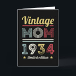 Tarjeta Madre de la época 1934 90ª regalo de cumpleaños mu<br><div class="desc">Este diseño retro de cumpleaños 90 de esta madre de la época de la Vintage de 1934 hace un gran regalo de Día de la Madre para las mujeres que cumplen 90 años. Regalos de cumpleaños para ella. Para una leyenda increíble, madre. Diseño de estilo de los años 60 y...</div>
