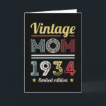 Tarjeta Madre de la época 1934 90ª regalo de cumpleaños mu<br><div class="desc">Este diseño retro de cumpleaños 90 de esta madre de la época de la Vintage de 1934 hace un gran regalo de Día de la Madre para las mujeres que cumplen 90 años. Regalos de cumpleaños para ella. Para una leyenda increíble, madre. Diseño de estilo de los años 60 y...</div>