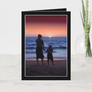 Tarjeta Madre e hija caminan por la playa