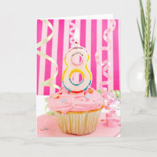 Tarjeta Magdalena del cumpleaños con el número 8 velas en