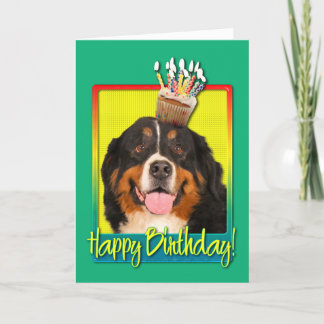 Tarjeta Magdalena del cumpleaños - perro de montaña de