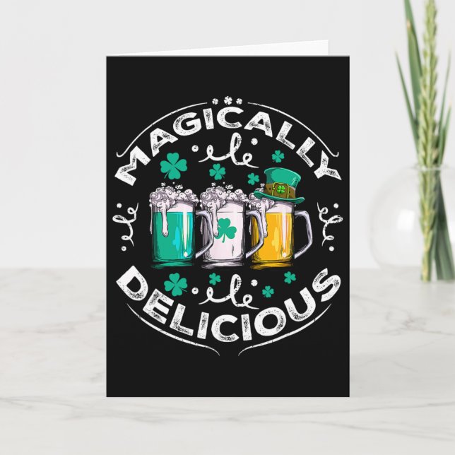 Tarjeta Mágicamente Delicioso Día de San Patricio Bebiendo (Anverso)