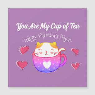 Tarjeta magnética con un gato dentro de una taza d