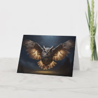 Magnífico búho volando de noche con las alas exten