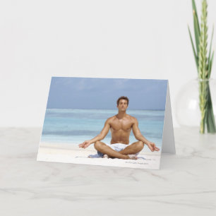 Tarjeta Maldivas, hombre joven hermoso meditating en a