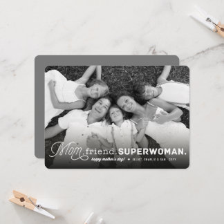 Tarjeta Mamá, amiga, supermujer feliz foto del día de la m