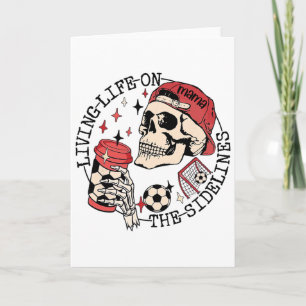 Tarjeta Mamá de fútbol que vive la vida al margen esquelet