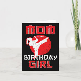 Tarjeta Mamá del cumpleaños de la niña de karate taekwondo