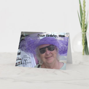 Tarjeta Mamá del feliz cumpleaños, señora en gorra púrpura