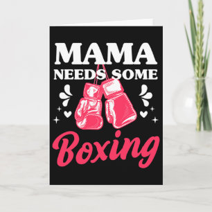 Tarjeta Mamá divertida de kickboxing necesita algo de entr