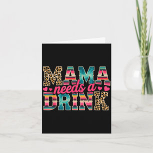 Tarjeta Mamá divertida necesita una bebida amante de la ce