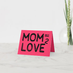 Tarjeta Mamá es igual a amor rosado cuadrado