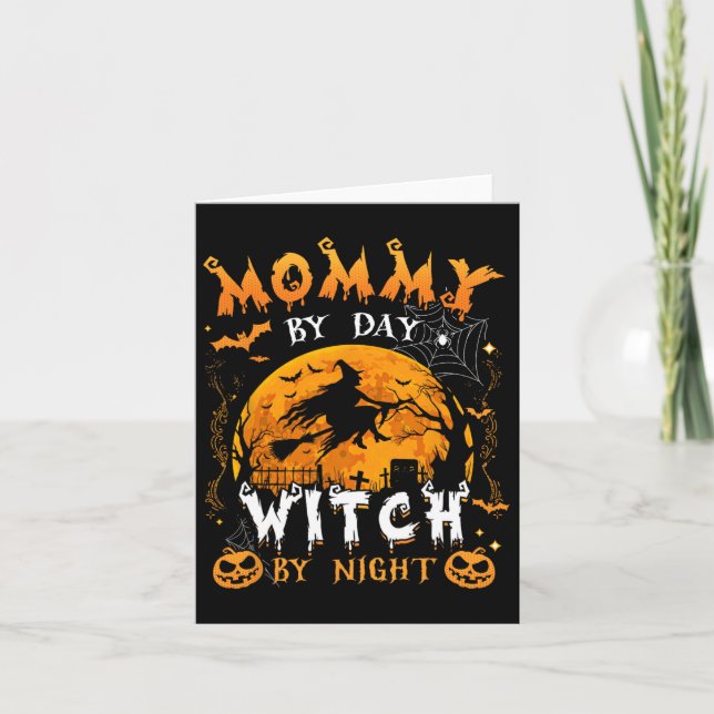 Tarjeta Mami By Day Witch By Night Fun Family Halloween C (Anverso)