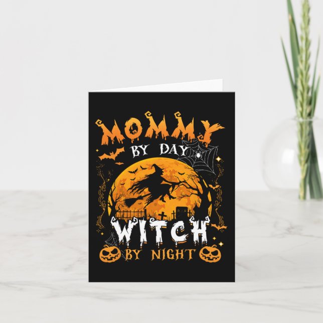 Tarjeta Mami By Day Witch By Night Funny Family Halloween (Anverso)
