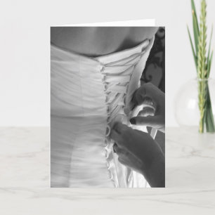 Tarjeta Mano de mujer sujetando el vestido boda hacia atrá