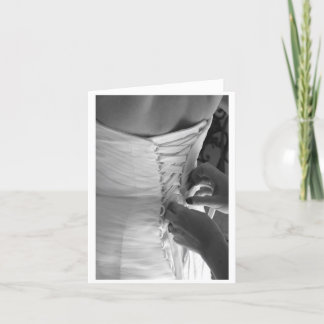 Tarjeta Mano de mujer sujetando el vestido boda hacia atrá