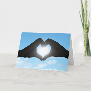 Tarjeta Manos en forma de corazón Silueta en cielo azul