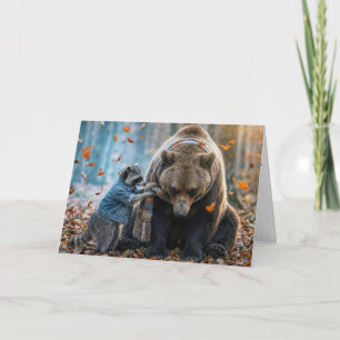 Tarjeta Mapache atando una bufanda en un oso