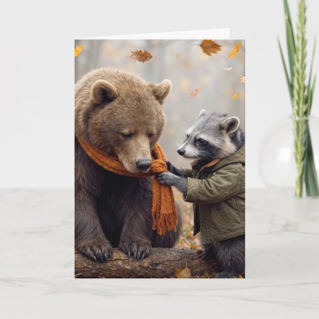 Tarjeta Mapache de cumpleaños atando una bufanda a un oso (Anverso)