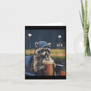 Tarjeta Mapache divertido de béisbol bebiendo café con hie
