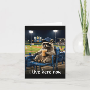 Tarjeta Mapache fanático divertido de béisbol bebiendo caf
