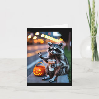 Tarjeta Mapache salvaje bebiendo café helado halloween