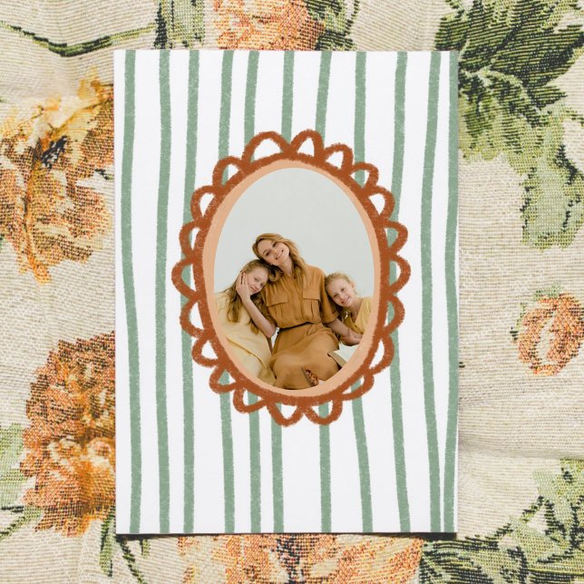 Tarjeta Marco de foto a mano con rayas para el Día de la M (Hand-Drawn Photo Frame Striped Mother's Day Card)