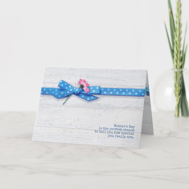 Tarjeta margarita en polka dot ribbon del Día de la Madre (Anverso)