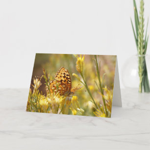 Tarjeta Mariposa amarilla, saludo en blanco de todas las o