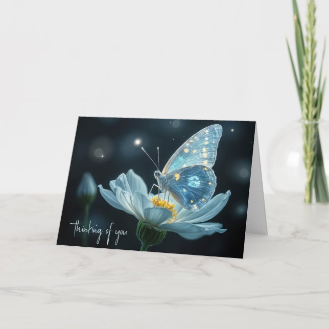 Tarjeta Mariposa azul en una flor de luna pensando en ti (Anverso)