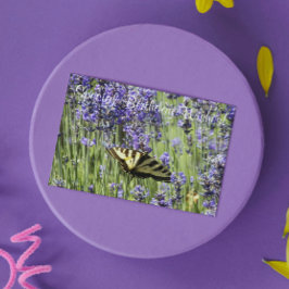 Tarjeta Mariposa de cola cruda en Lavender florece cumplea