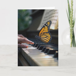 Tarjeta Mariposa monarca en un teclado de piano