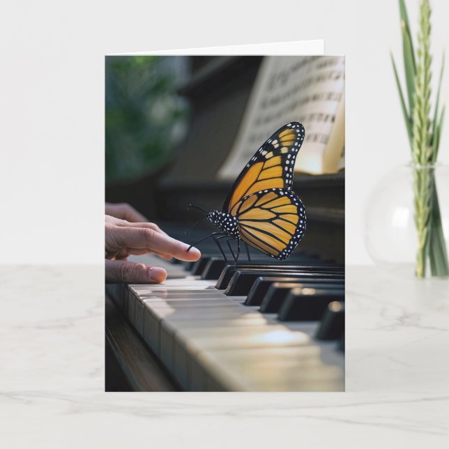 Tarjeta Mariposa monarca en un teclado de piano (Anverso)
