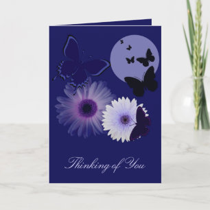 Tarjeta Mariposa morada azul y pensamiento margarita sobre