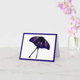 Tarjeta Mariposa morada en la foto natural del jardín de p