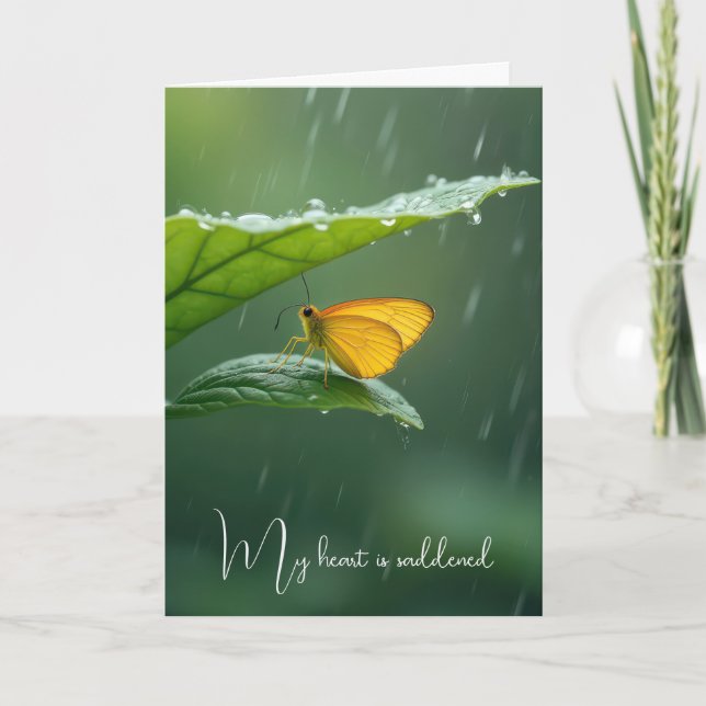 Tarjeta Mariposa simpática en una hoja verde en lluvia (Anverso)