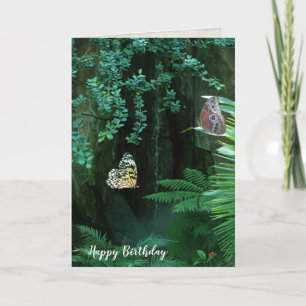 Tarjeta mariposas de cumpleaños en jardín tropical