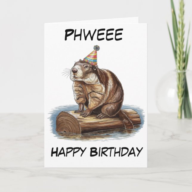 Tarjeta marmot usando gorra de cumpleaños sentado en log (Anverso)