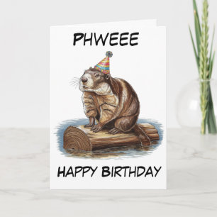 Tarjeta marmot usando gorra de cumpleaños sentado en log