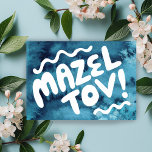 Tarjeta MAZEL TOV BAR MAT MITZVAH Personalizable acuarela<br><div class="desc">Texto dibujado a mano por mí para ti. Agregue su propio texto al interior de la tarjeta o cambie los colores de fondo. Para más diseños y colores, revisa mi tienda! O hazme saber si quieres algo personalizado. También tengo papel de envoltura correspondiente y por supuesto versiones de Bar y...</div>