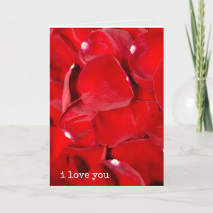 Tarjeta me encantan los pétalos de rosa rojo