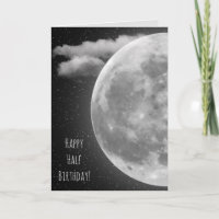media luna brillante en cumpleaños nublado