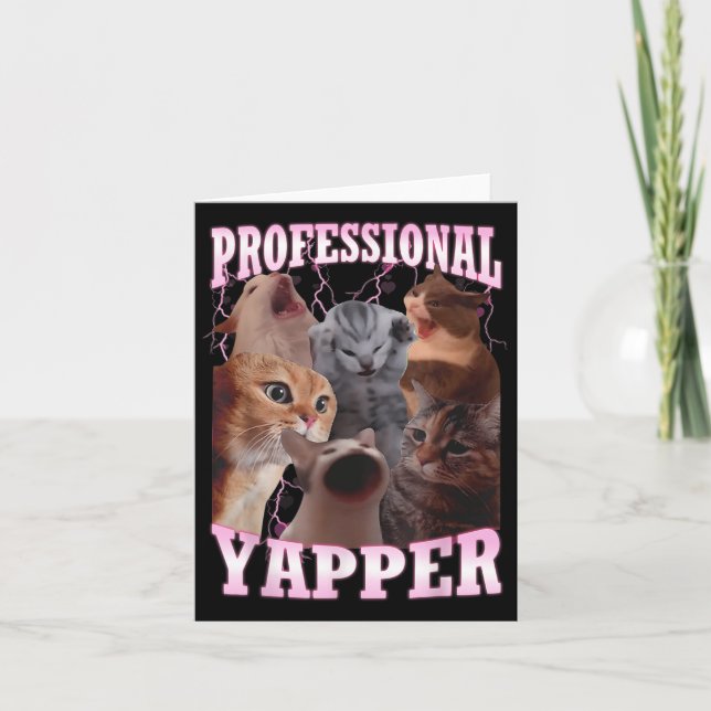 Tarjeta Meme de gato de yapper profesional curiosamente es (Anverso)