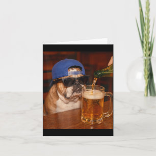 Tarjeta Meme divertido del Bulldog inglés bebiendo cerveza