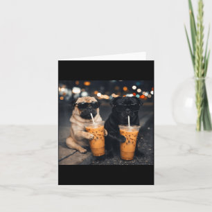 Tarjeta Meme divertido dos pug bebiendo café con hielo